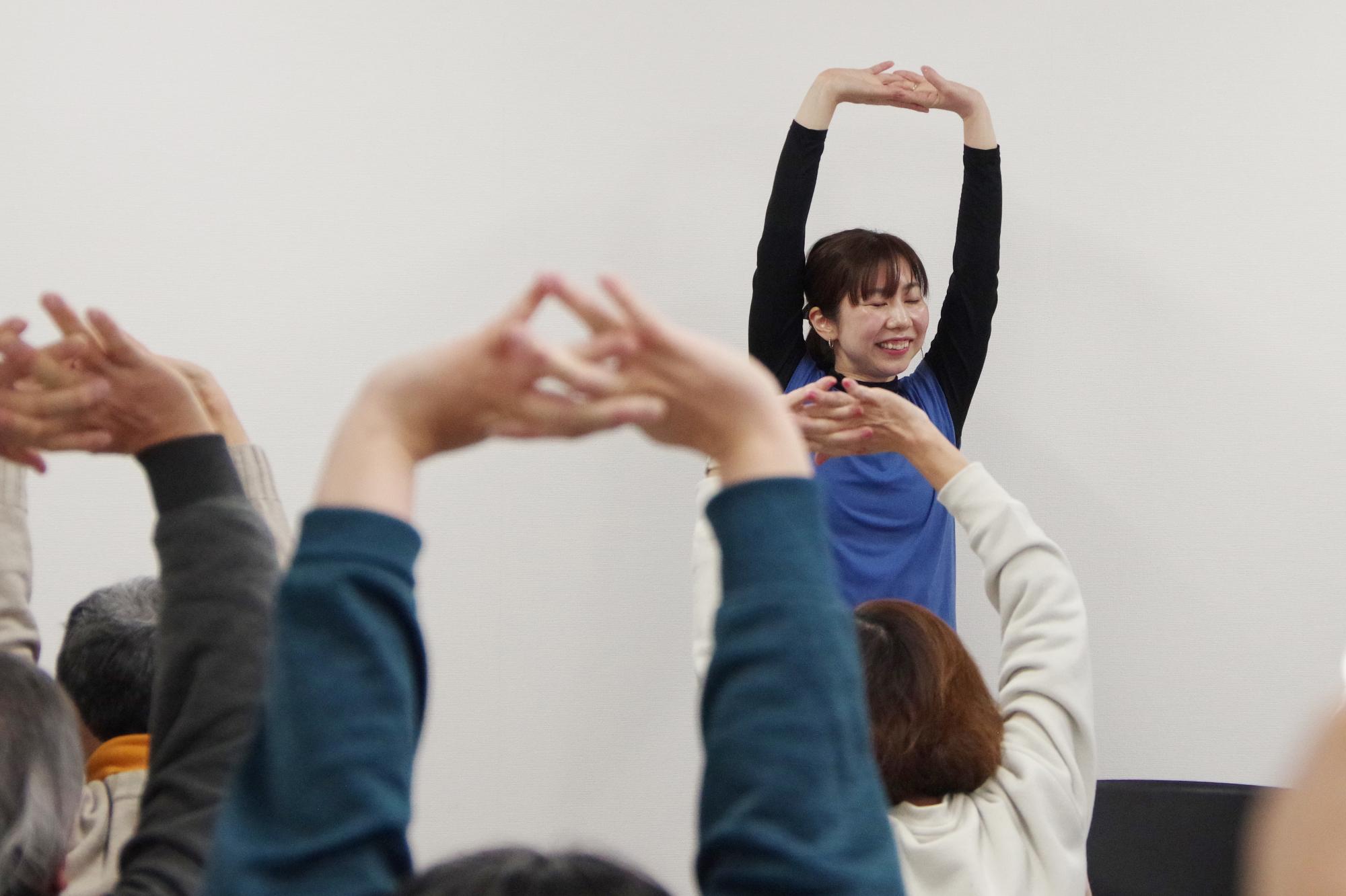 ストレッチをしている様子の写真