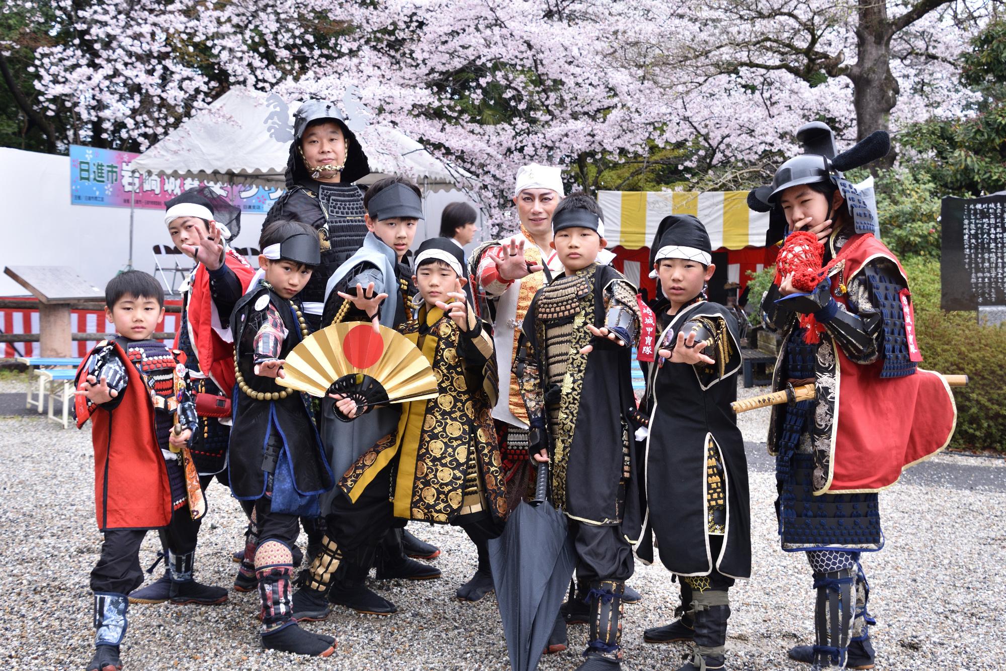 甲冑に身を包んだ子どもたちがポーズをとっている集合写真