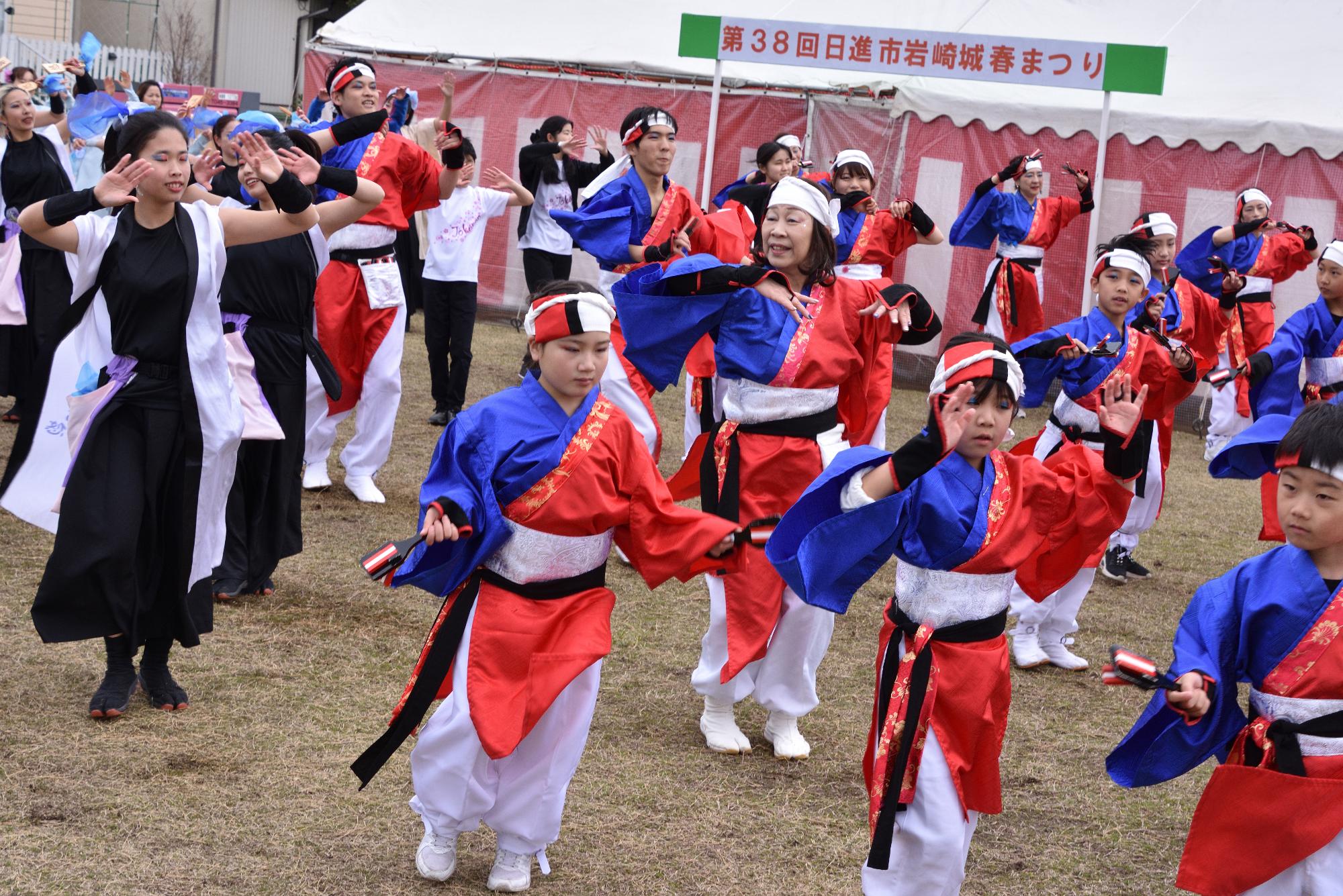 衣装を着て総踊りを踊る参加者たちの写真