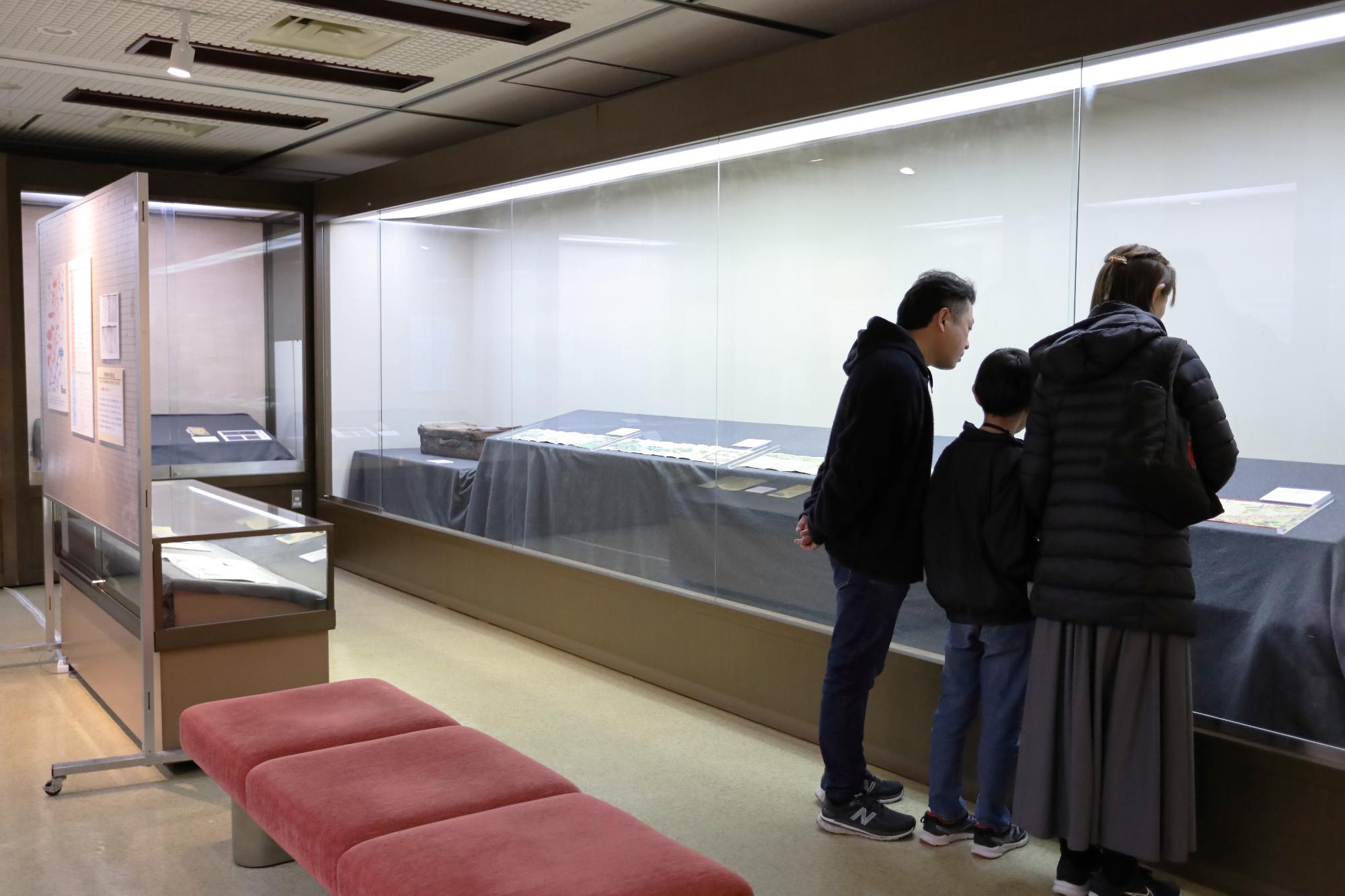 展示物を鑑賞する来場者の写真