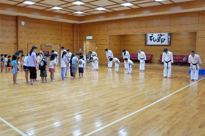 参加者と講師が互いに礼をしあう様子の写真