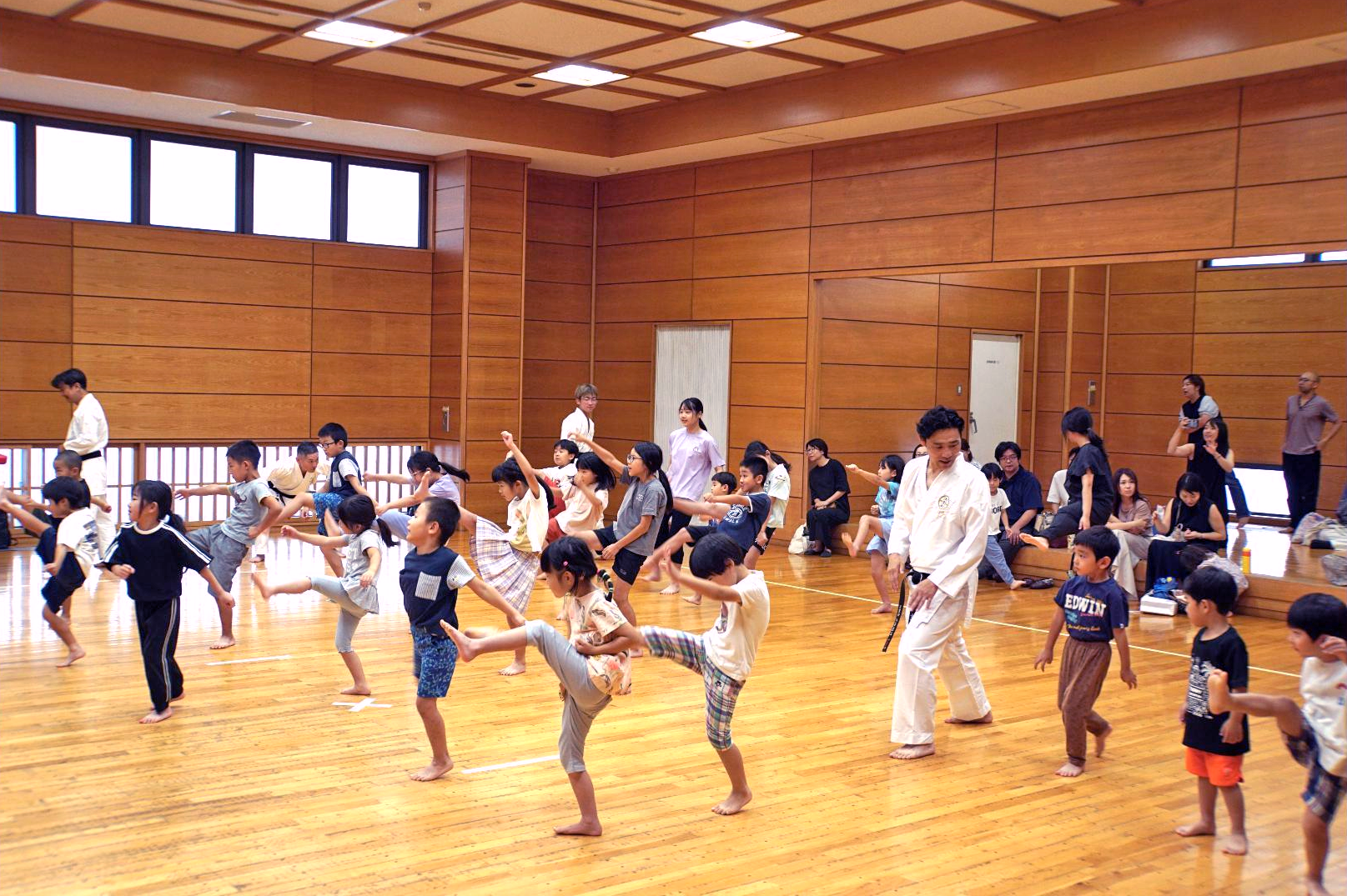 全員で蹴りの練習を行う写真