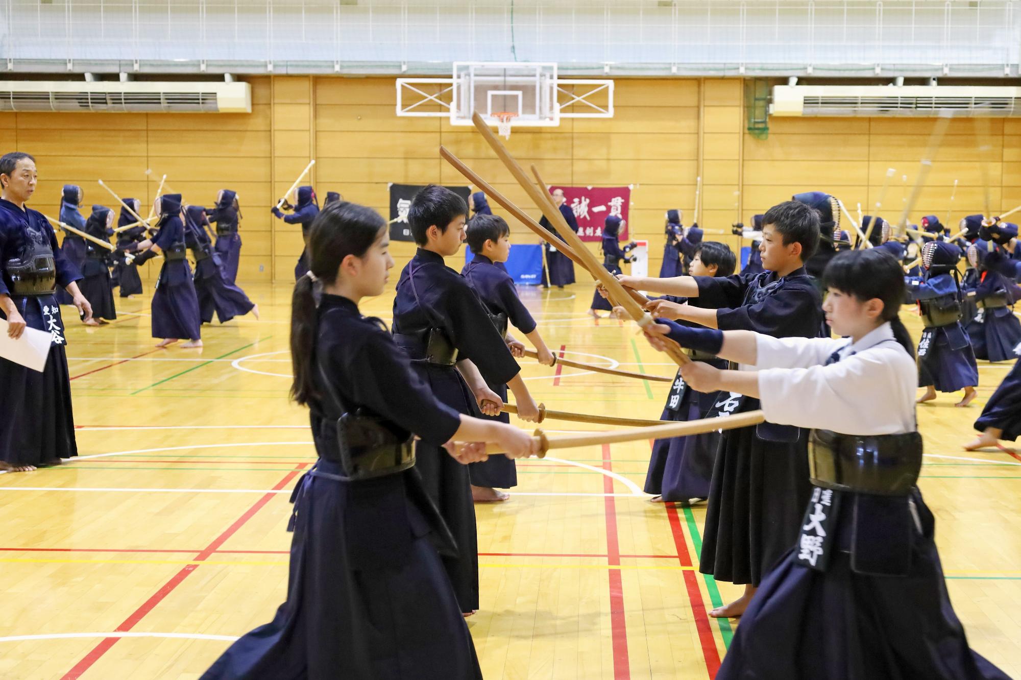 会員剣士の稽古の様子の写真