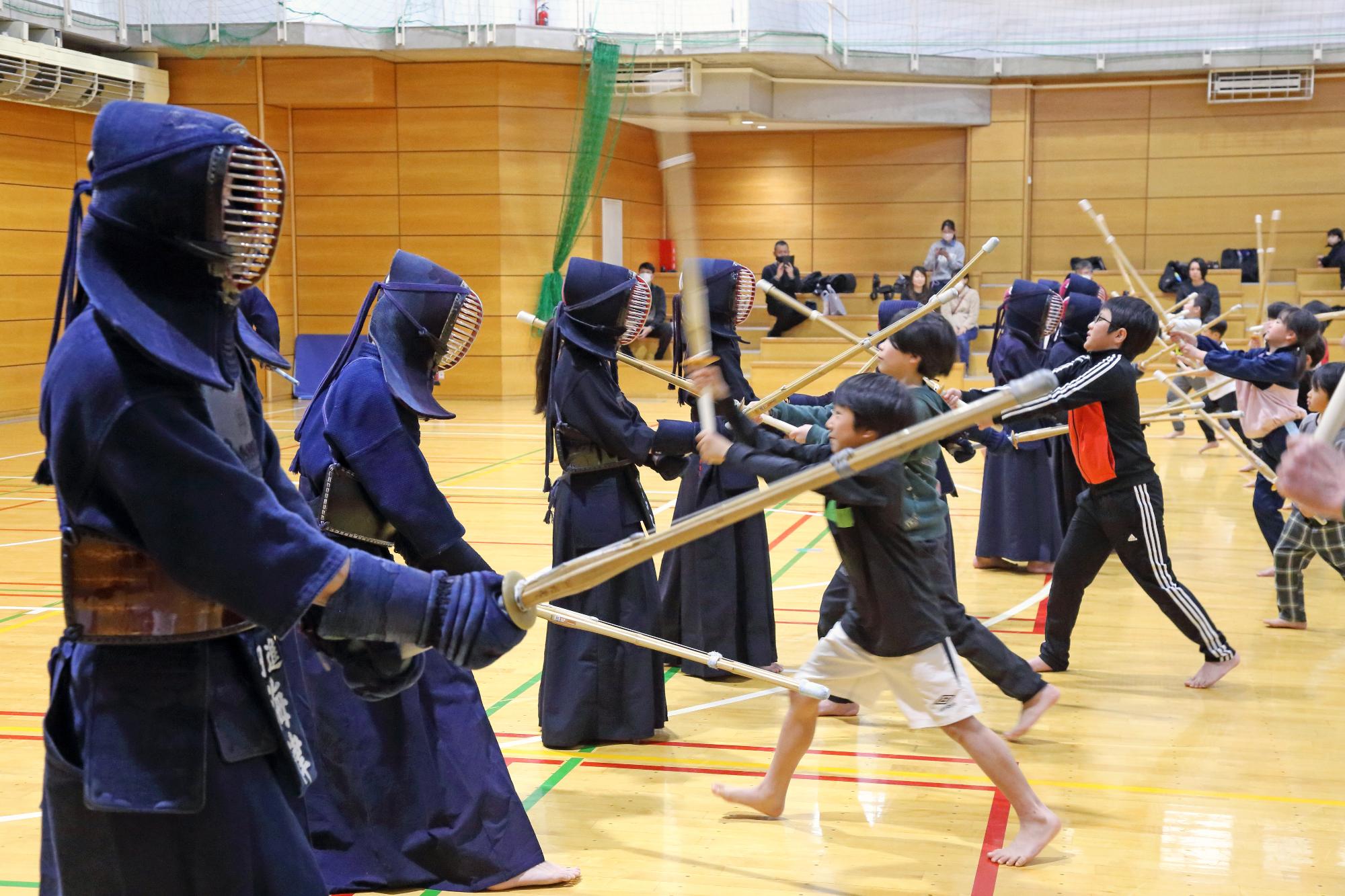 会員剣士と参加者が稽古を行う写真