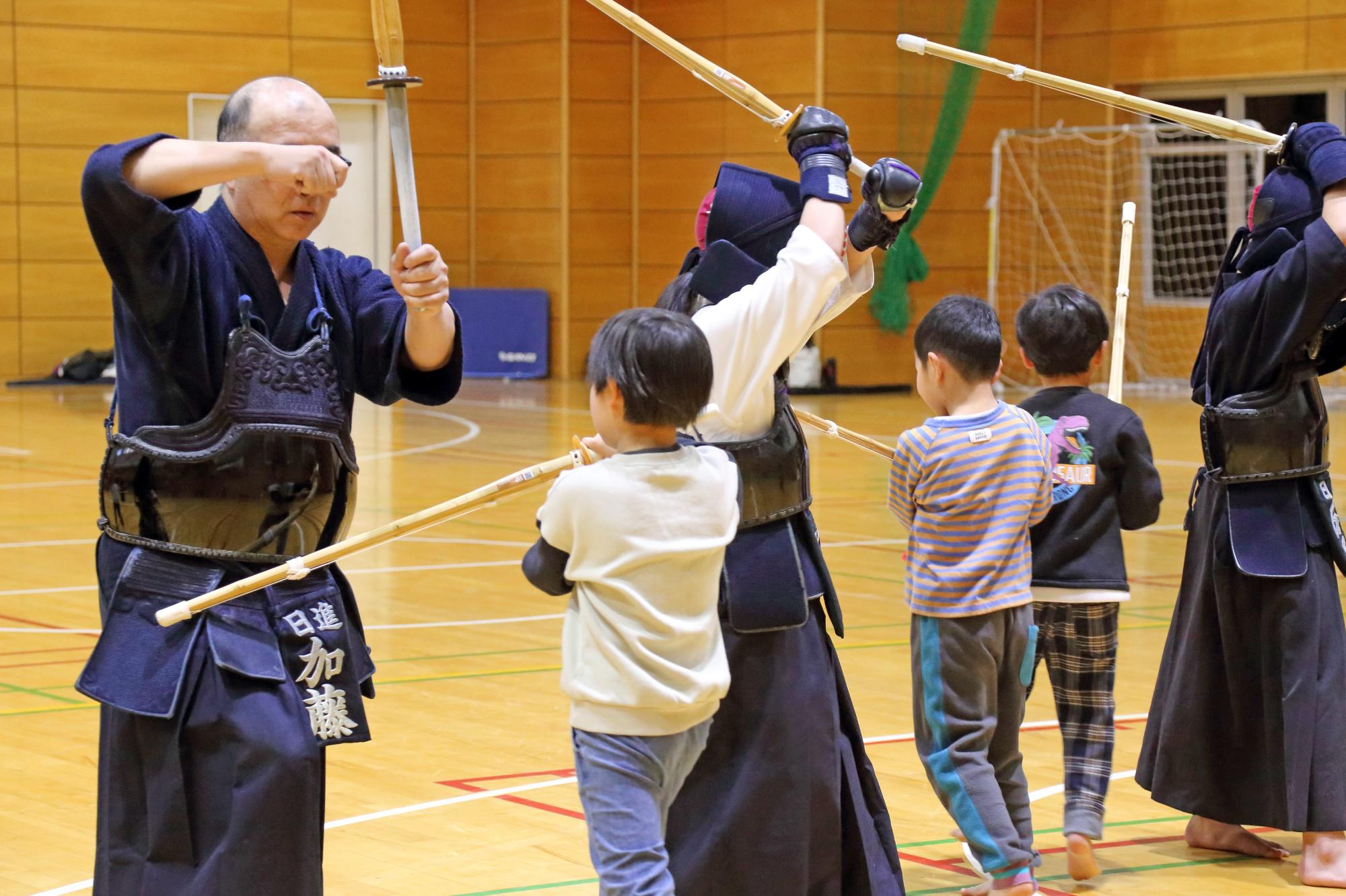 指導者と参加者が稽古を行う様子の写真