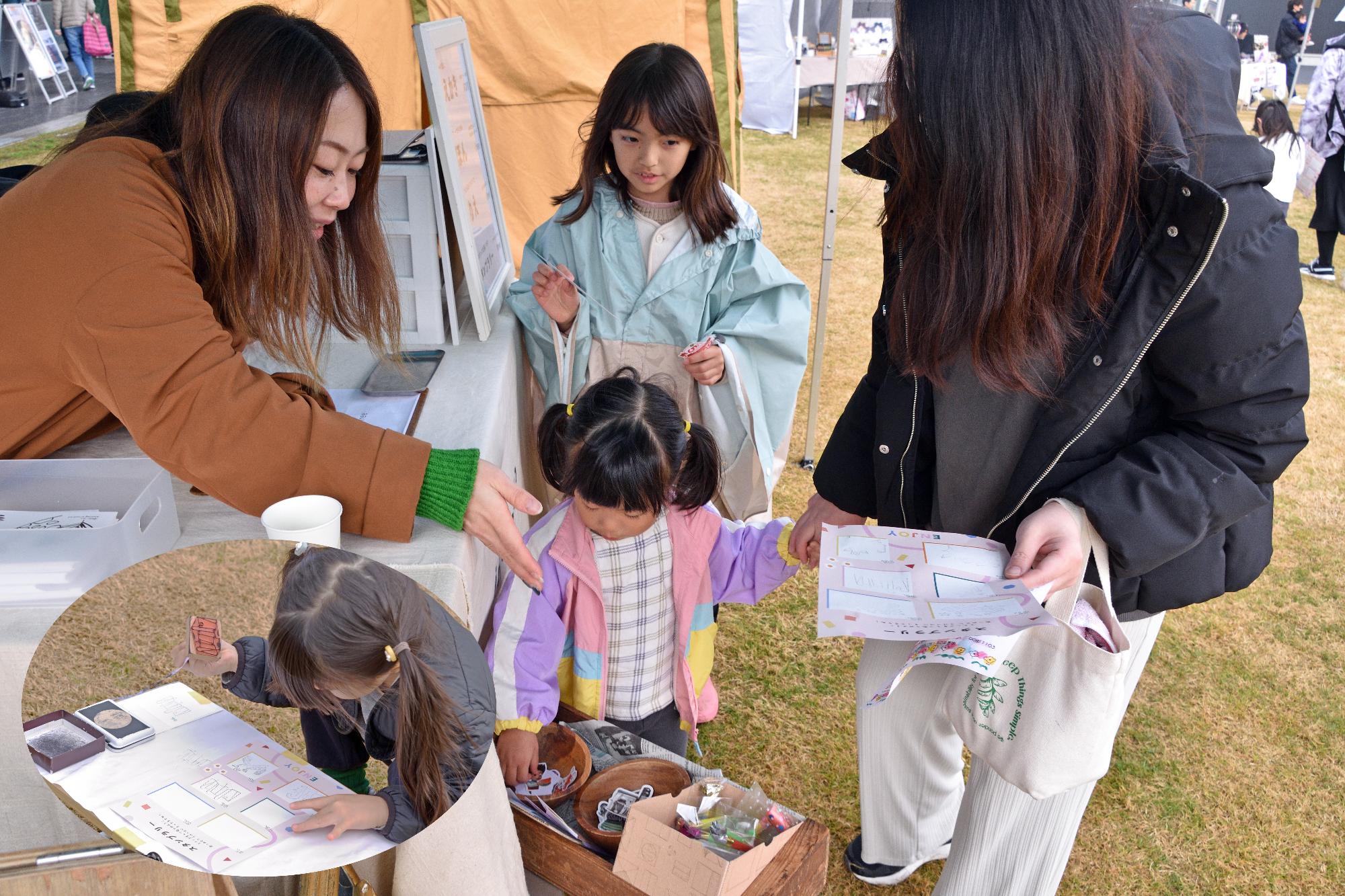 スタンプを押すこどもの写真と商品のシールを選ぶこどもたちの写真