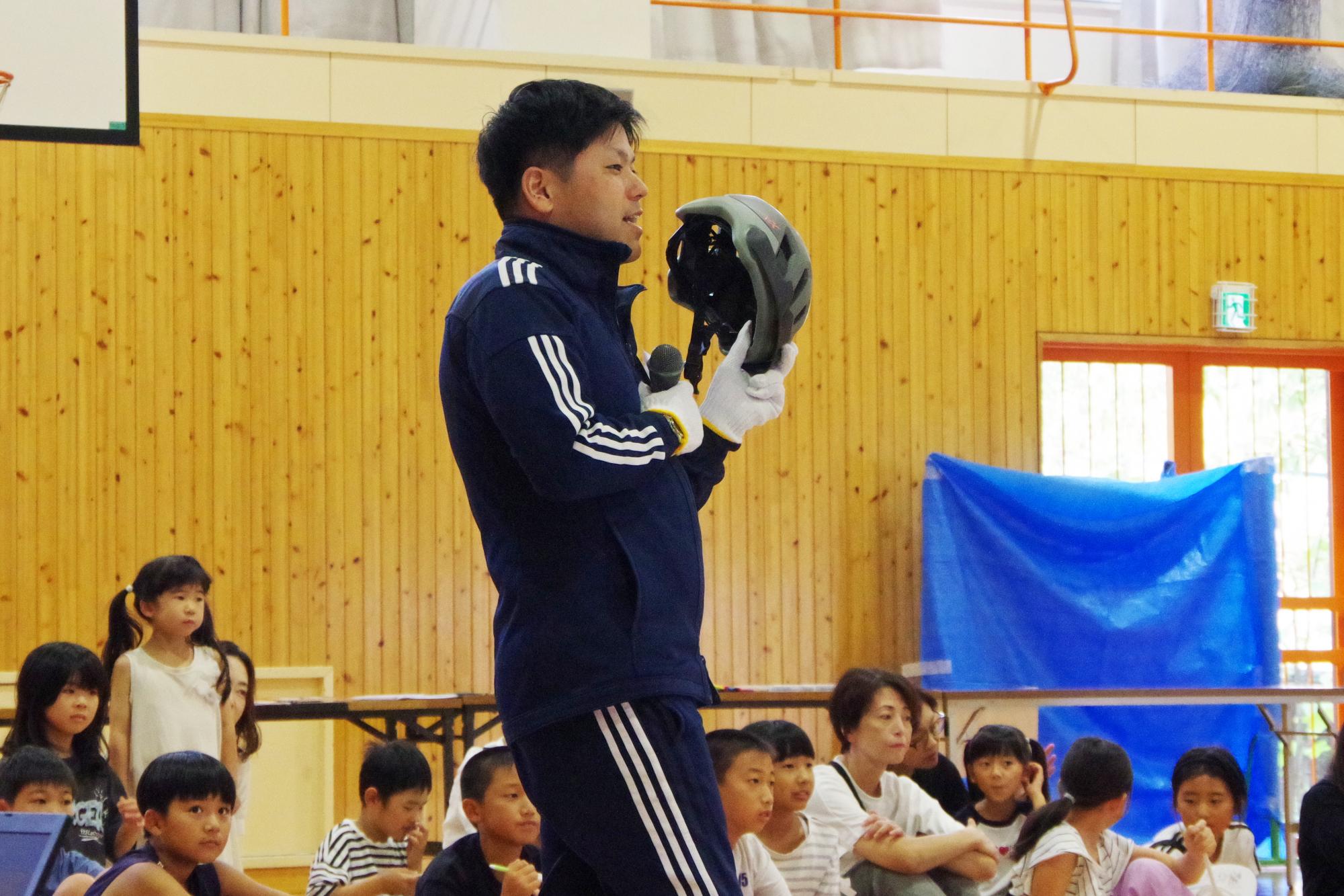 交通安全ワークショップで解説する写真