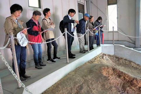 参加者が香久山古窯を見下ろしながら講師の解説を聞く写真その1