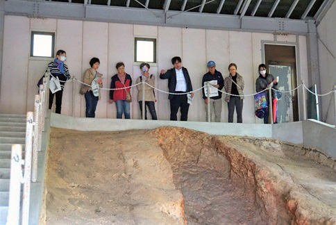 参加者が香久山古窯を見下ろしながら講師の解説を聞く写真その2