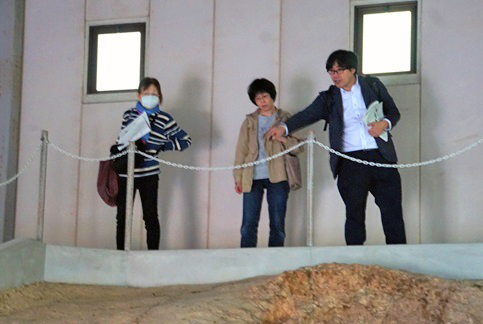 参加者が香久山古窯を見下ろしながら講師の解説を聞く写真その4