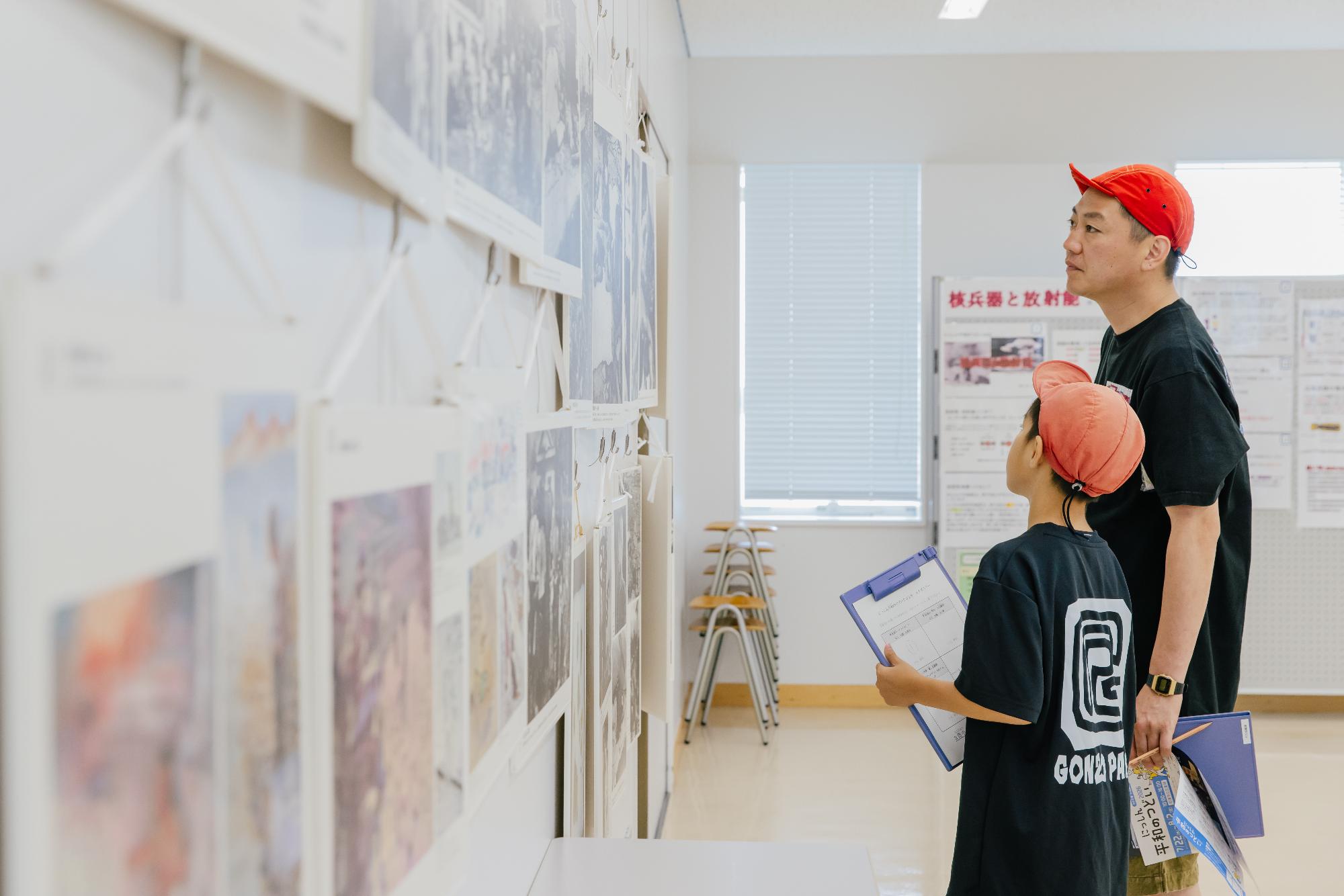 展示会を見学する家族