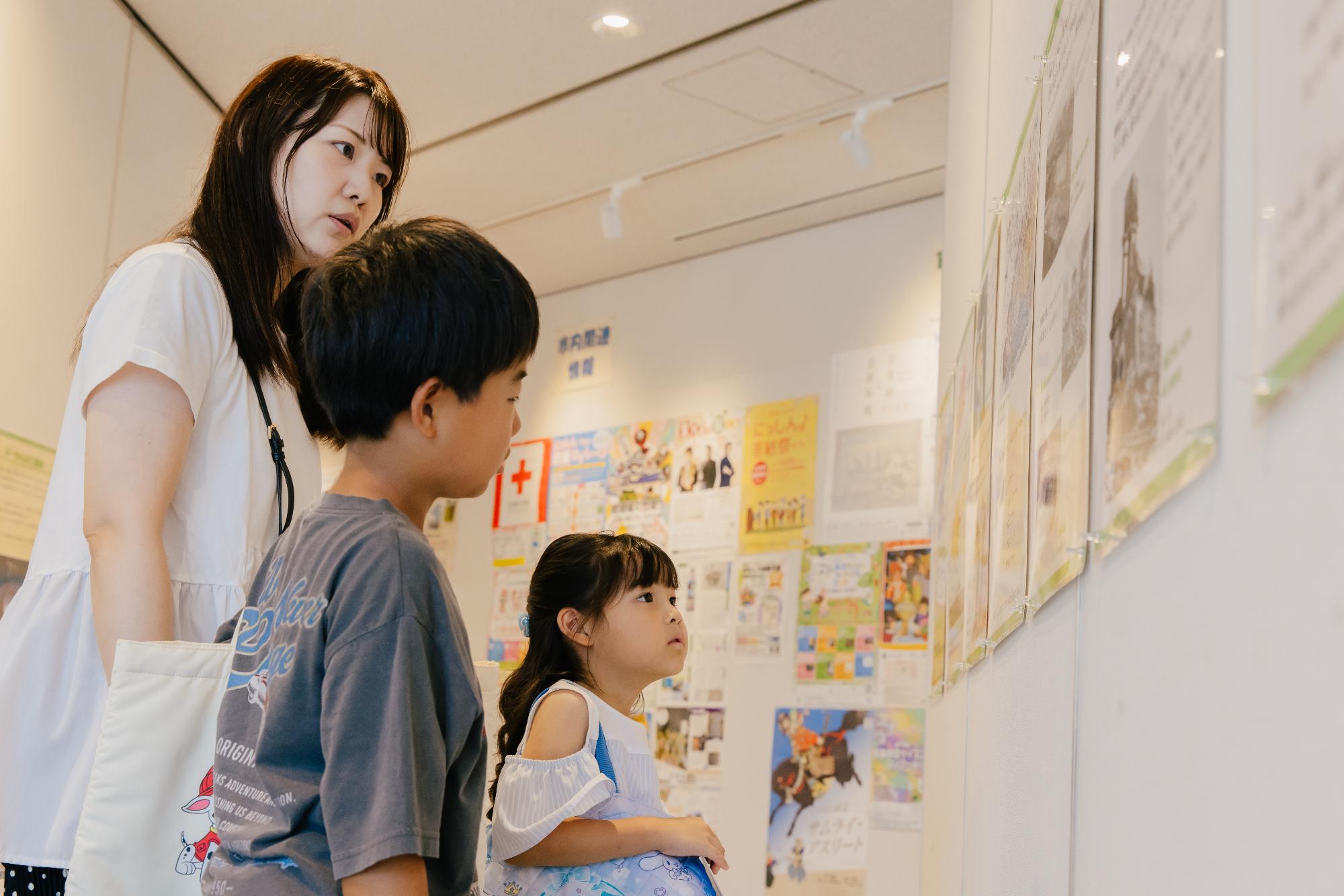 展示会を見学する家族