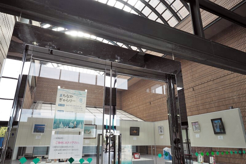 市民会館入り口に張り出されたまちなかぎゃらりーのポスターの写真