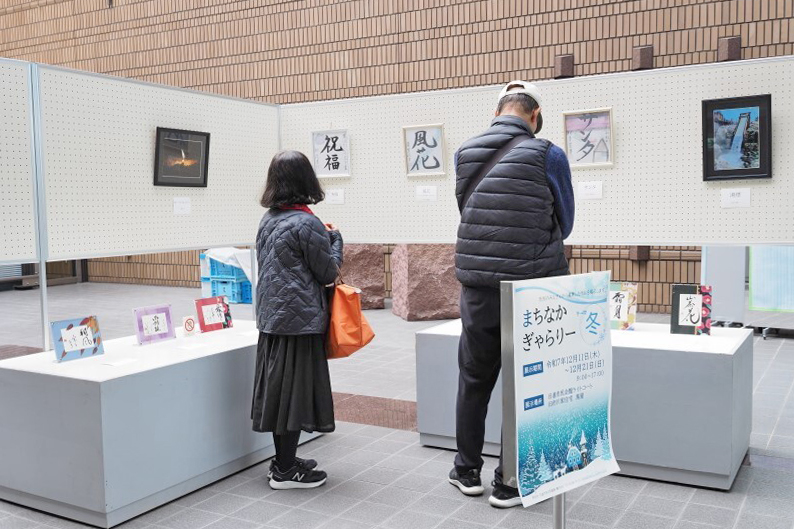 展示された作品を鑑賞する来場者の写真