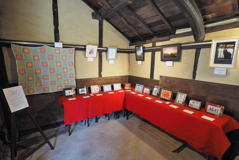 旧市川家住宅に展示された作品の写真