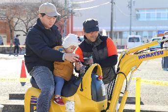 来場者がシェベルカーに乗っている写真