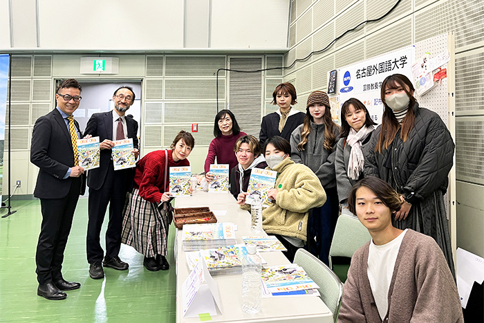 名古屋学芸大学の学生達とシンポジウム参加者らの集合写真