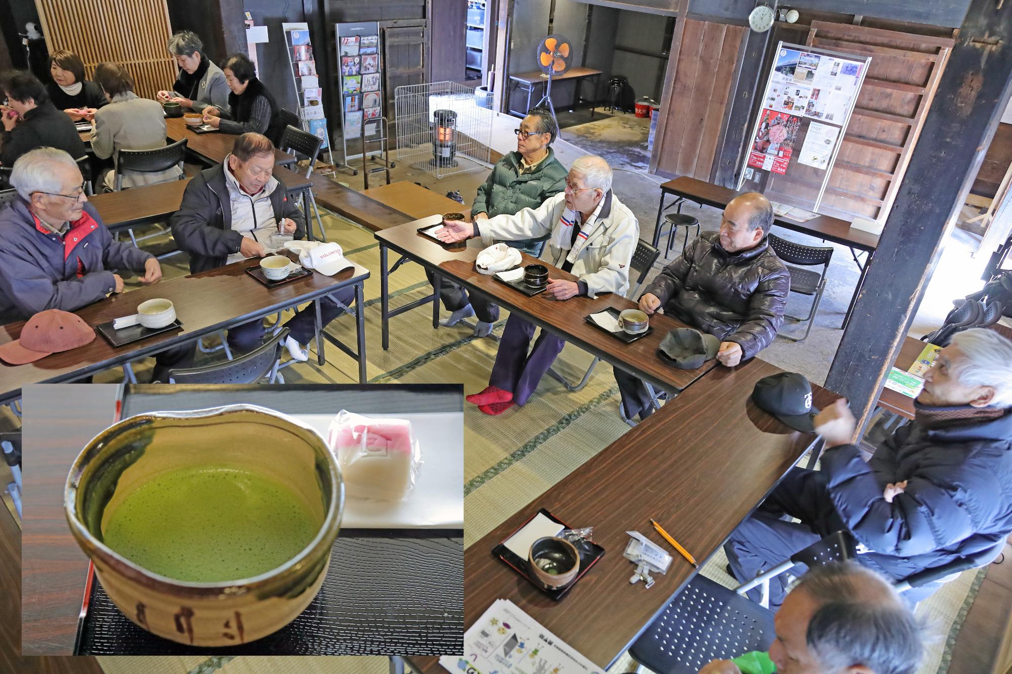 会員同士が談笑する様子の写真