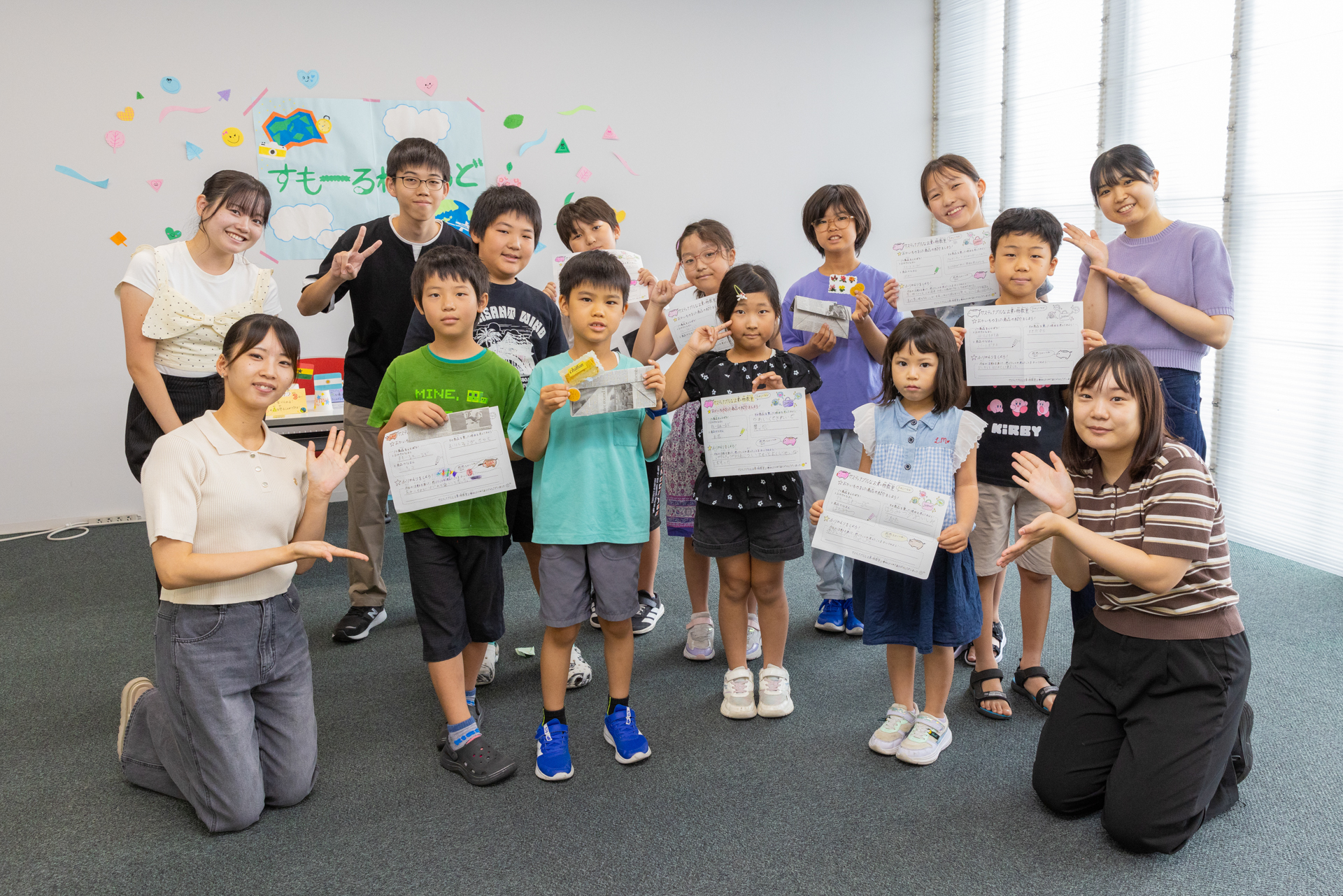 講師の大学生と参加者の記念写真