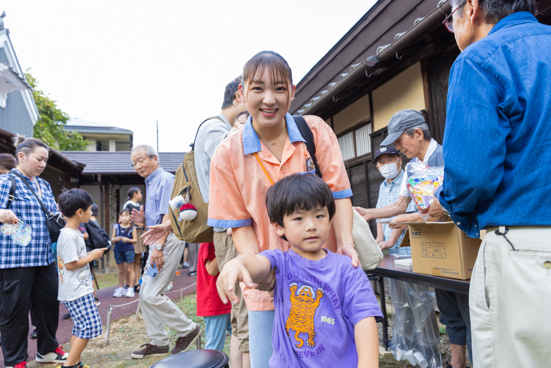 お菓子を受け渡している様子と親子の写真