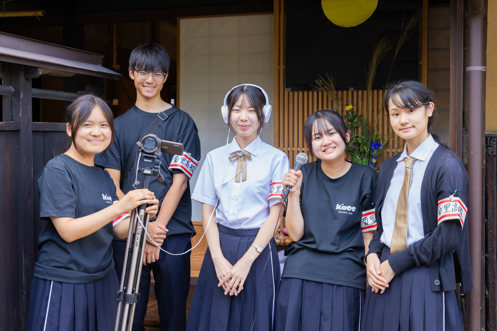 撮影機材を持った高校生たちの写真