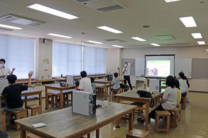講師の質問に参加者が手を挙げる写真