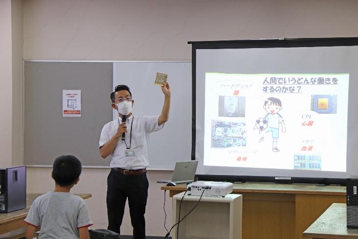 講師がパソコンのパーツを持つ写真その2
