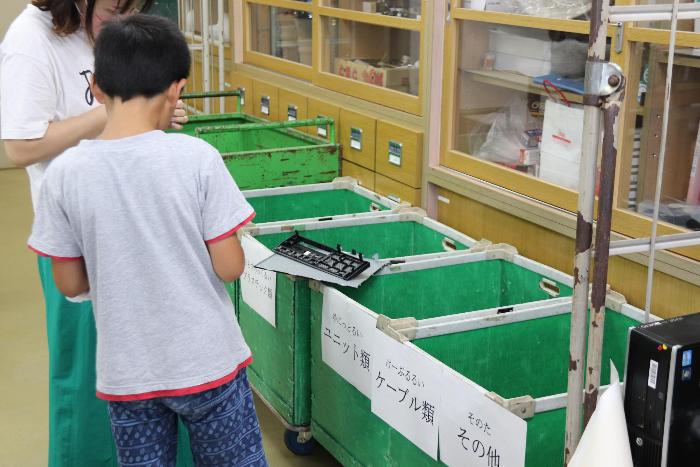 分解したパーツを分別ボックスに入れる写真