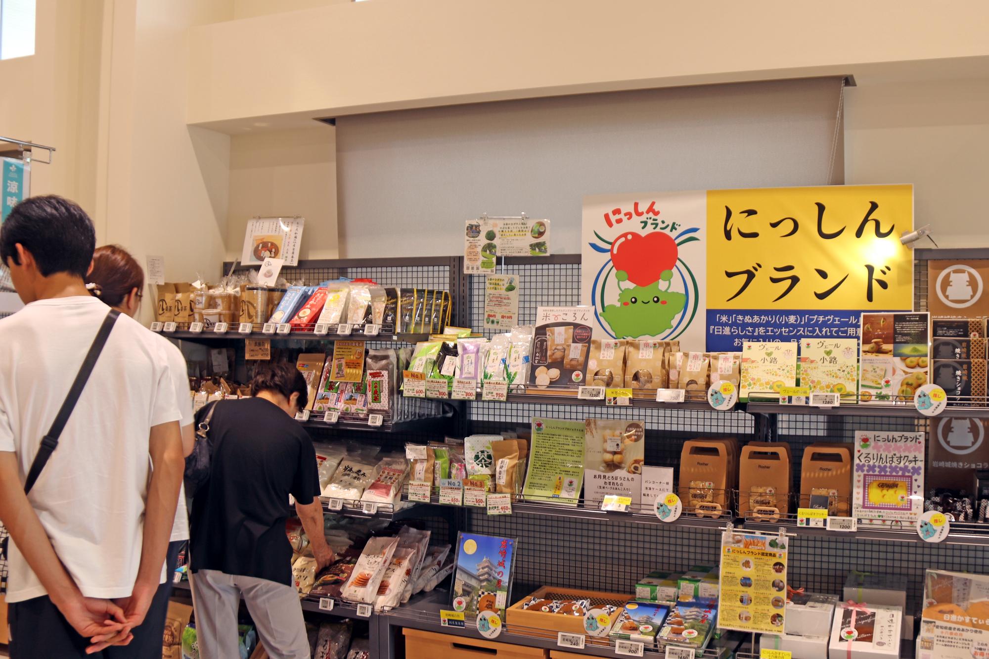 にっしんブランドという特設のコーナーが設けられたスペースの写真