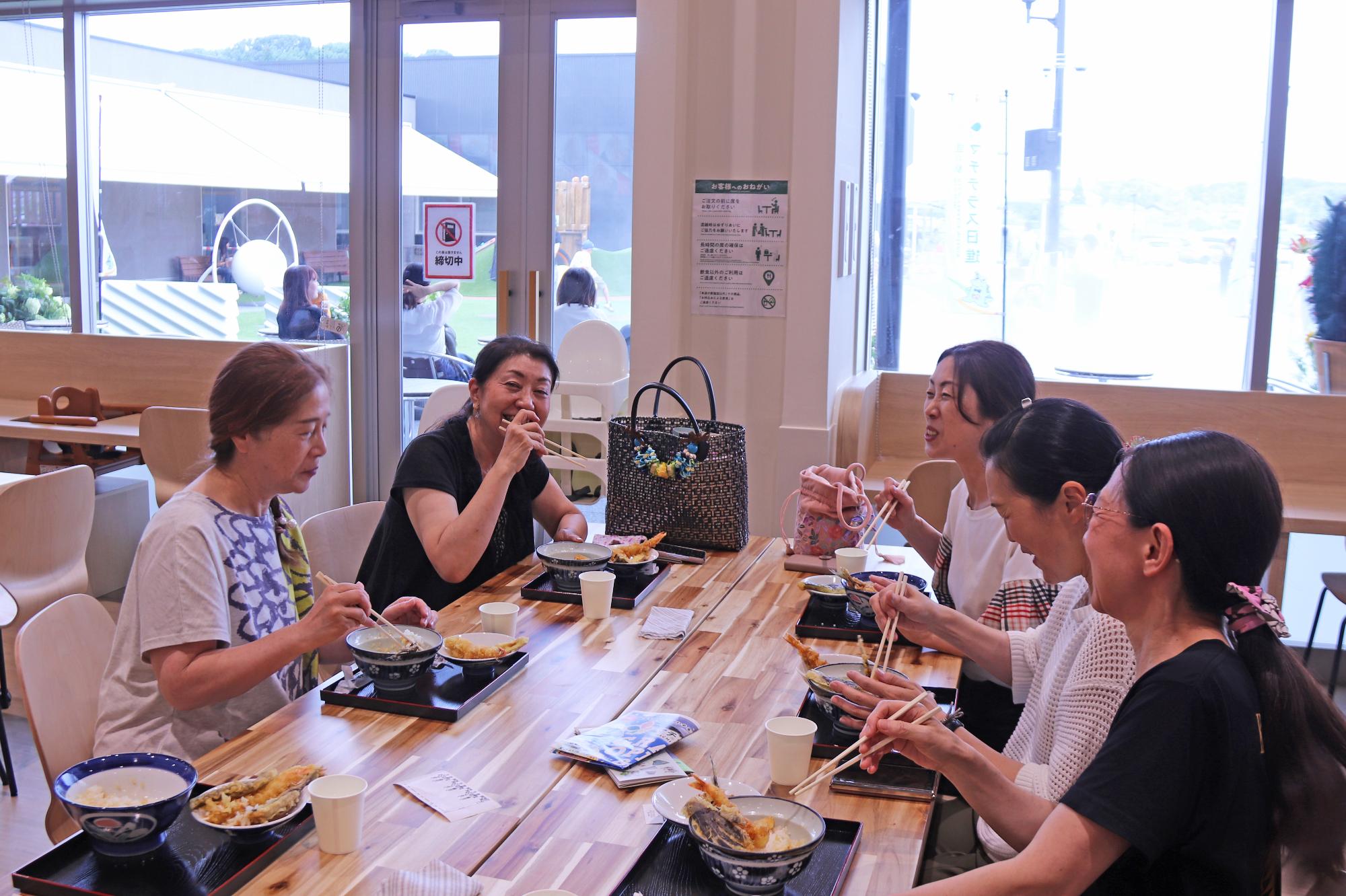 道の駅のフードコートで食事を楽しむ来場者の写真