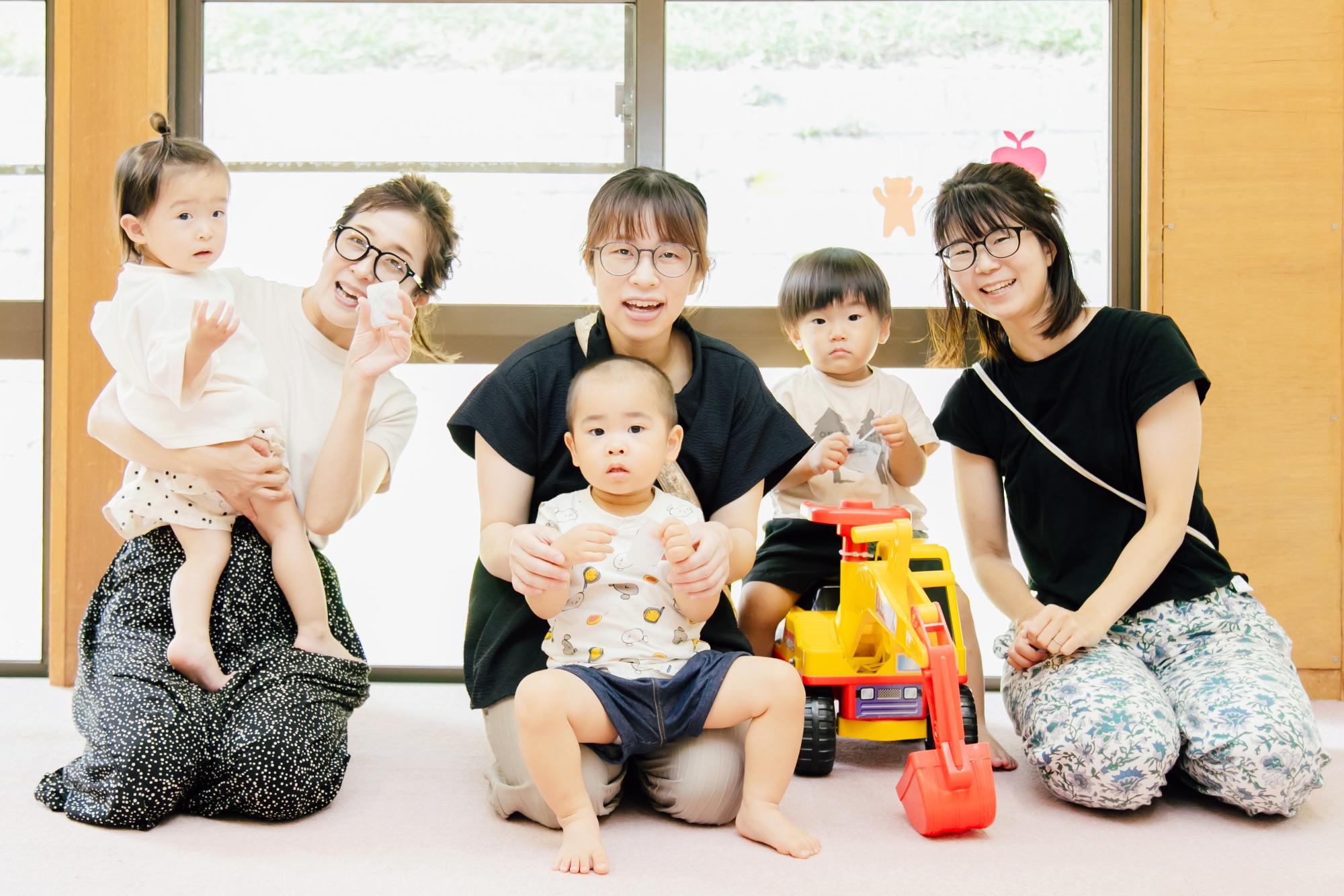 参加者のこどもたちとお母さんたちの集合写真