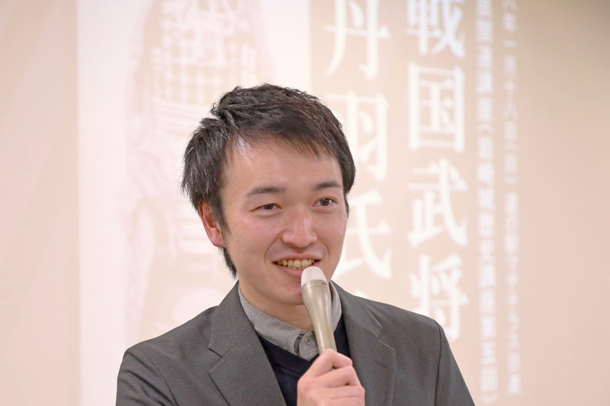 講演を行う講師の内貴健太さんの写真