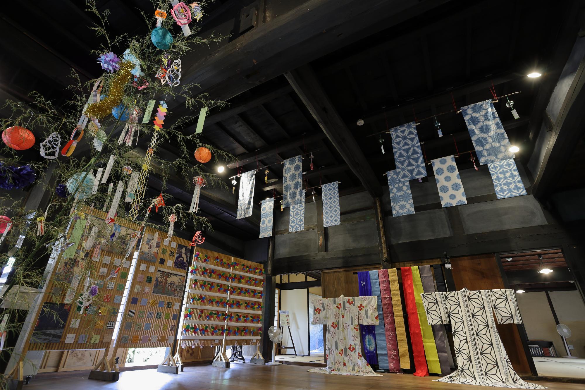 旧市川家住宅での展示の様子の写真