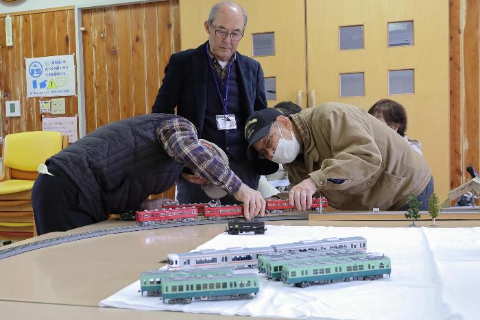 鉄道模型の展示を説明するスタッフの写真その2