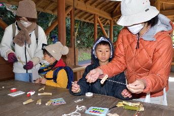 参加者がびゅんびゅんごまを回している写真