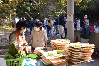 食事の準備を行っている様子の写真