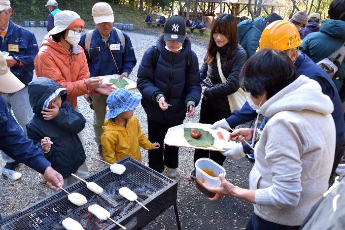 参加者が五平餅を焼いている写真