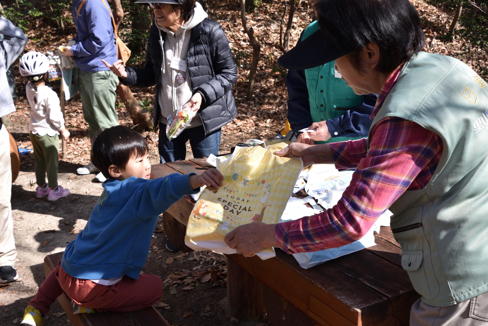 賞品を受け取る子どもの写真