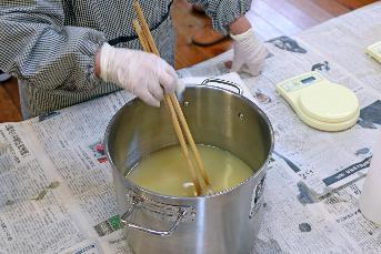 鍋の中で材料を混ぜ合わせる写真