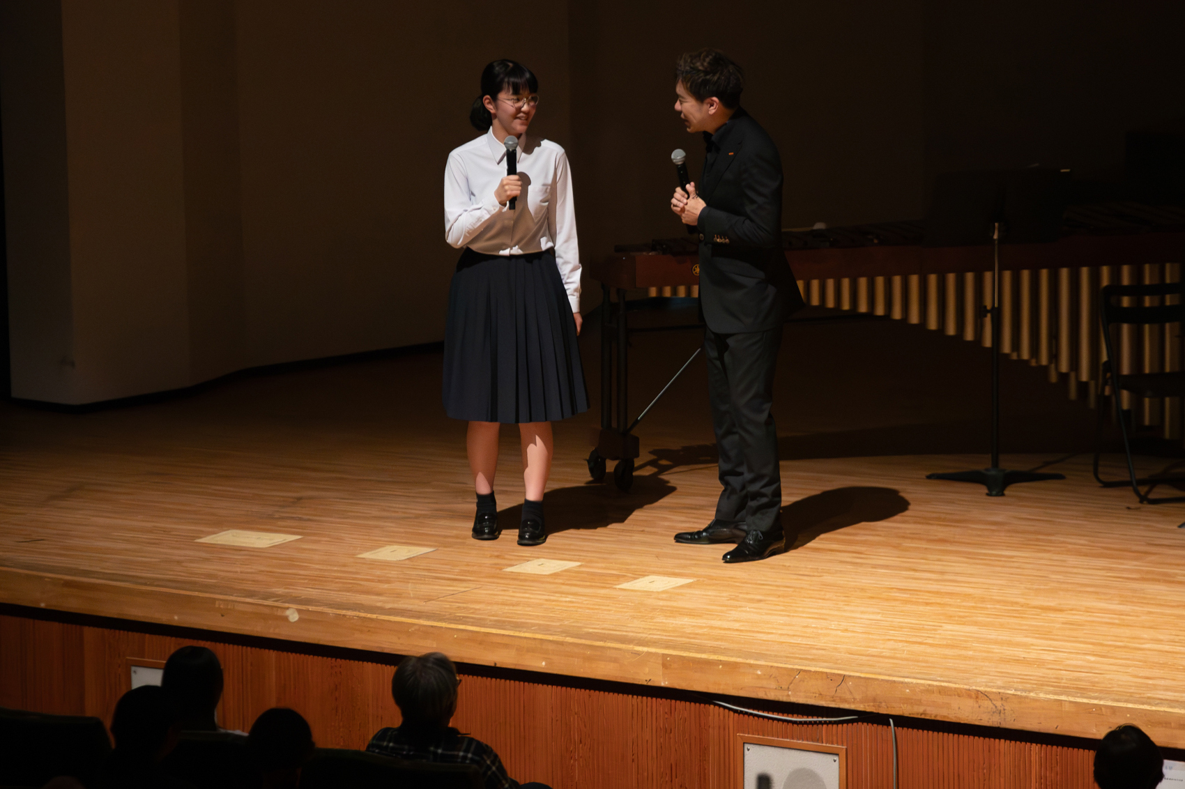 ステージ上でホルン奏者の福川さんとアカデミーのホルン担当者の井上さんがトークしている写真