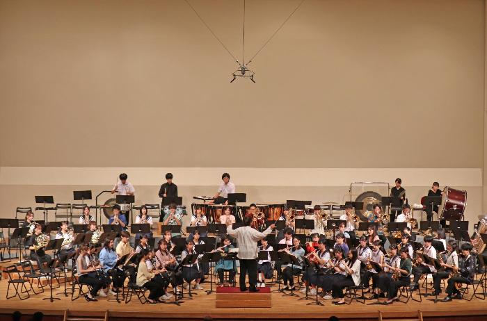 愛知県立芸術大学ウインドオーケストラと子どもたちの写真