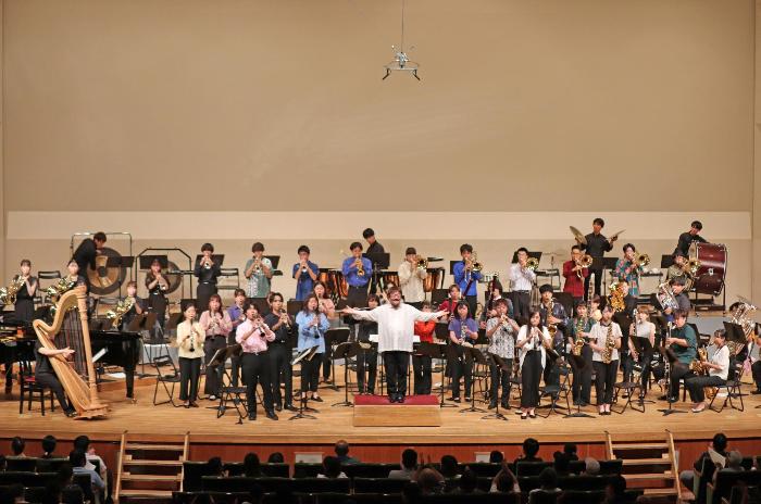 愛知県立芸術大学ウインドオーケストラが立ち上がる写真