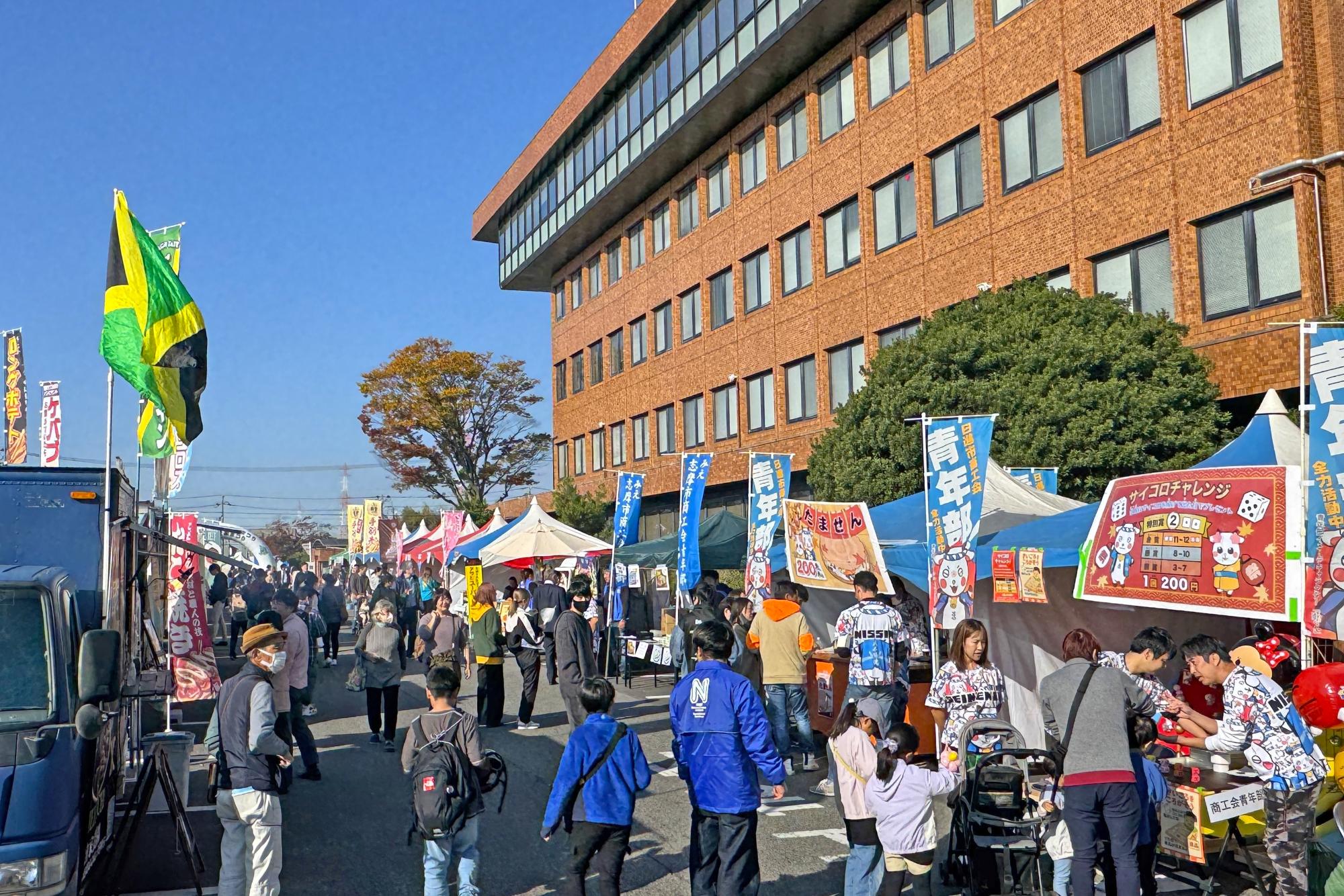 立ち並ぶ屋台と来場者の写真