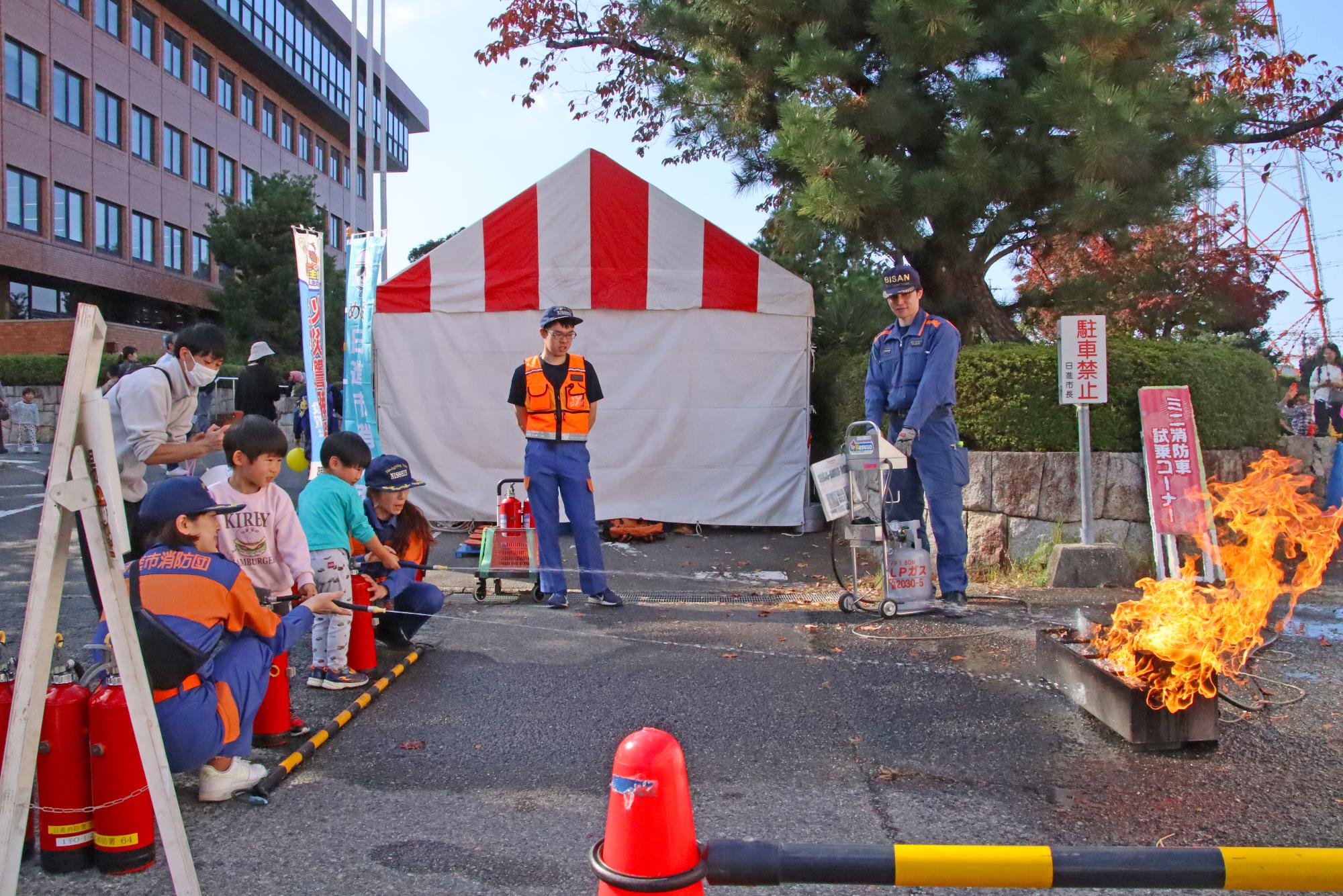 消火体験を行う家族の写真