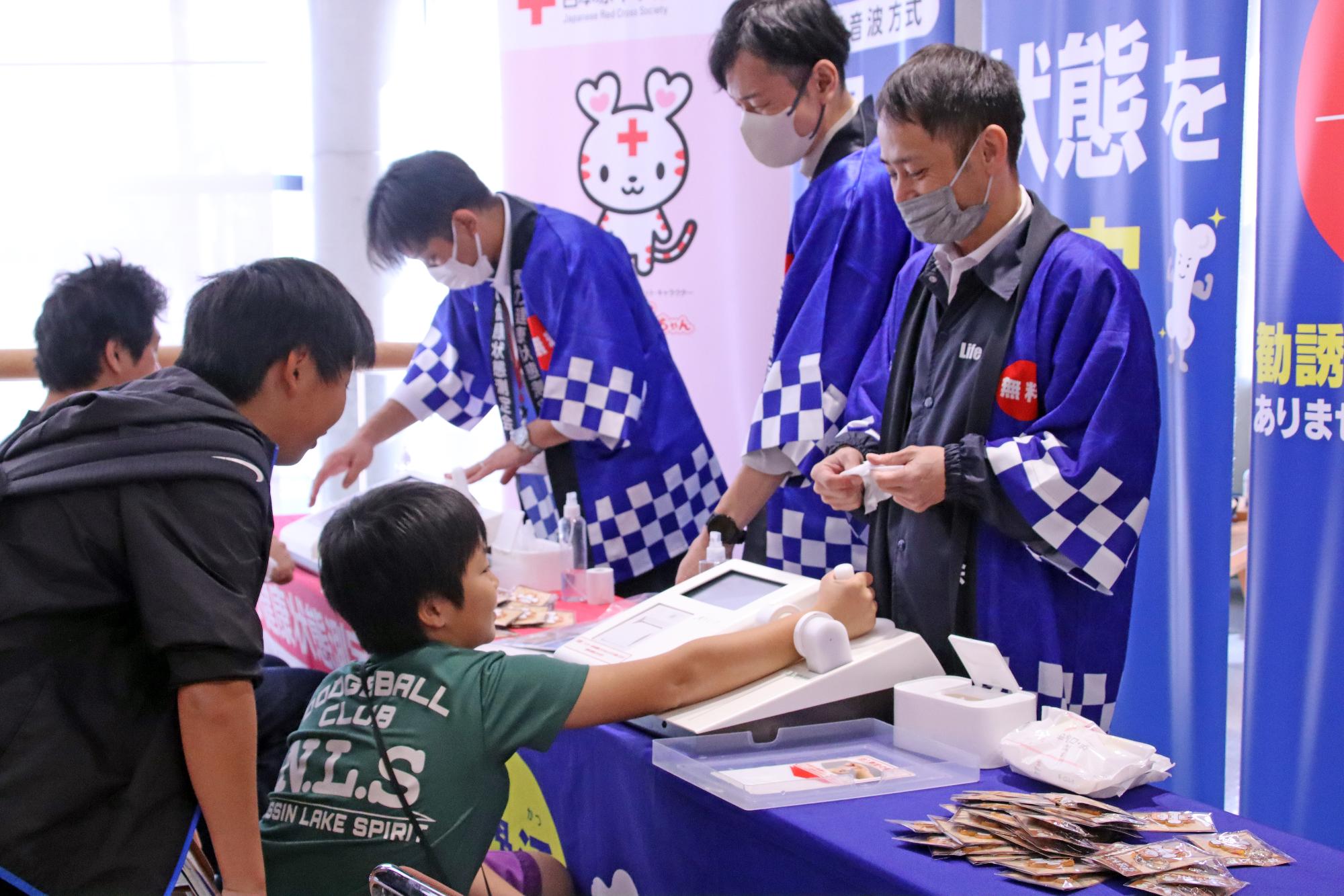 健康チェックを行う来場者の写真