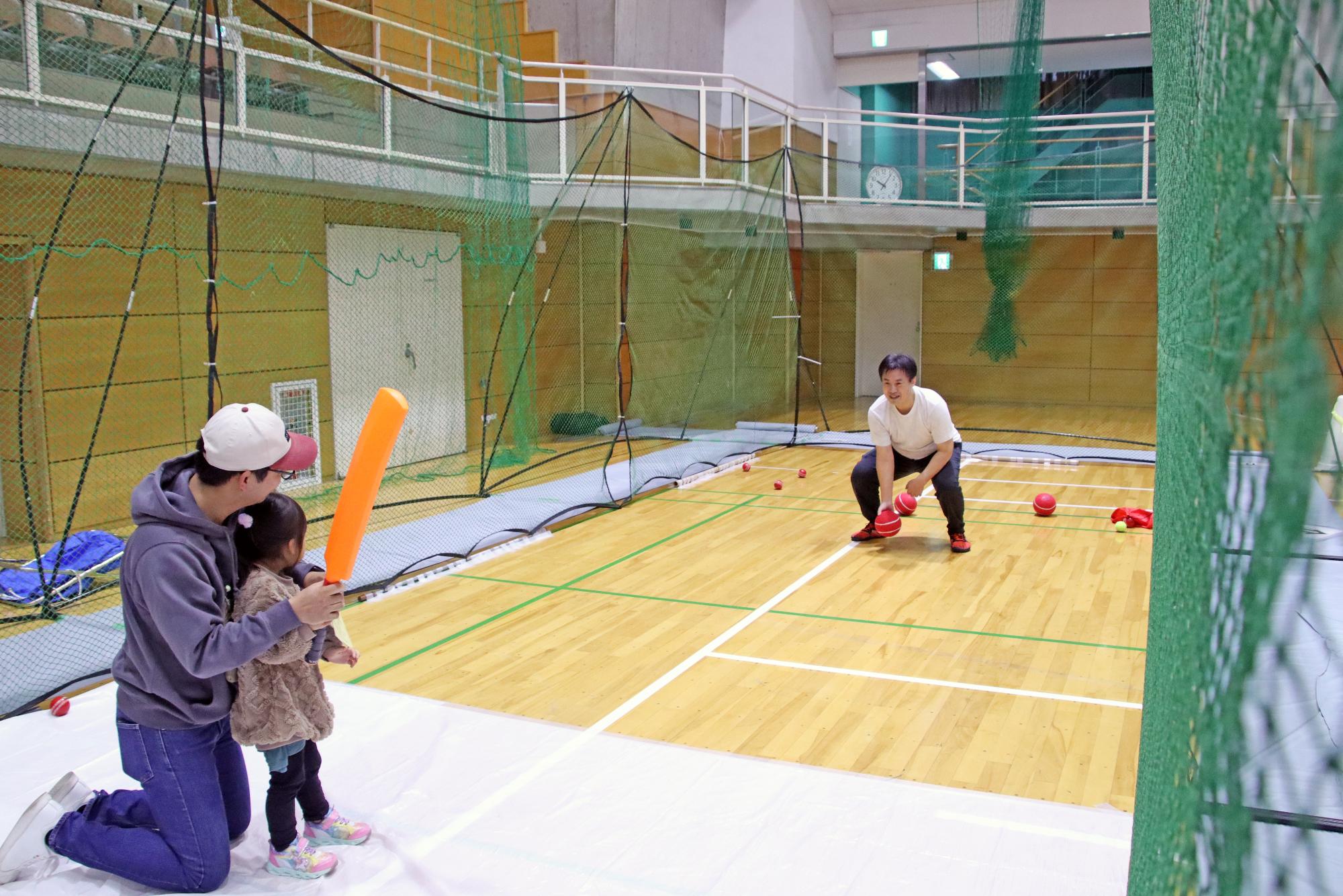 クリケットの体験を行う来場者の写真