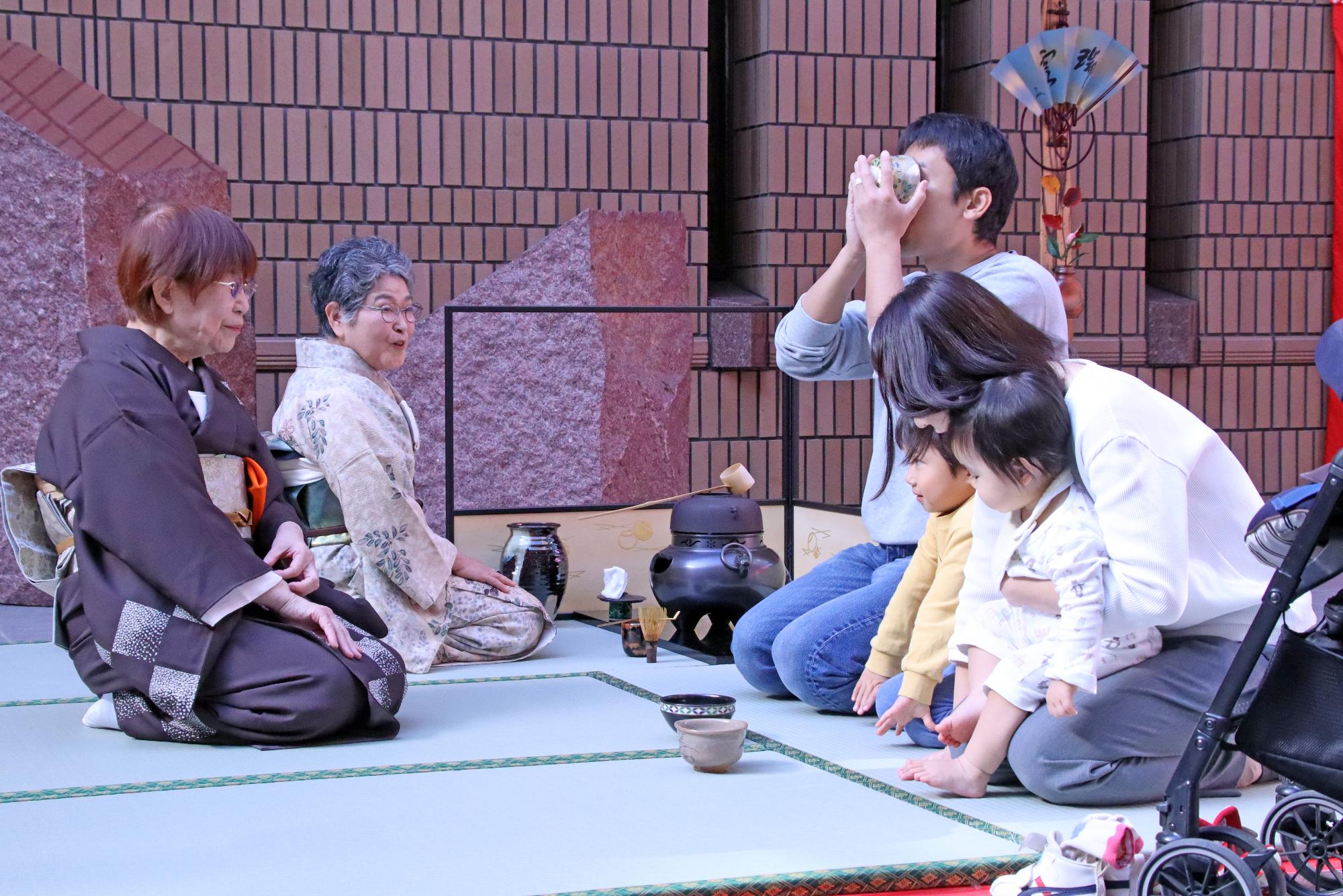茶道を体験する参加者親子の写真
