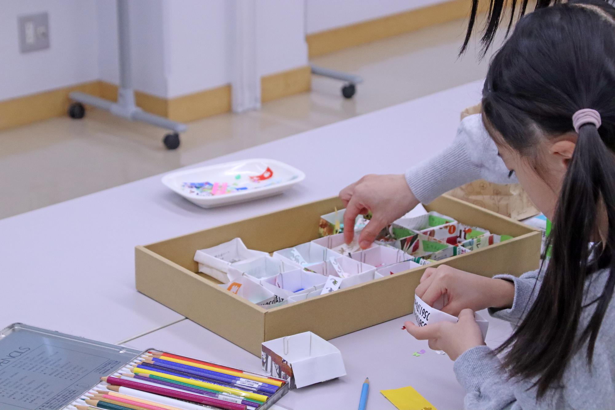 しおりづくりに取り組む参加者親子の写真