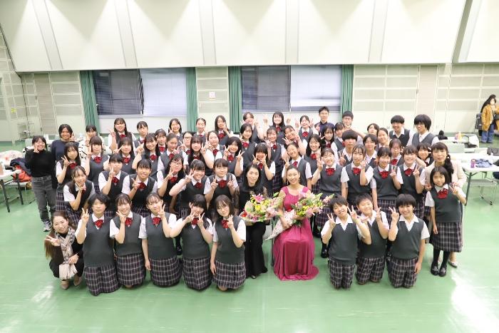 合唱団と福井さんの集合写真