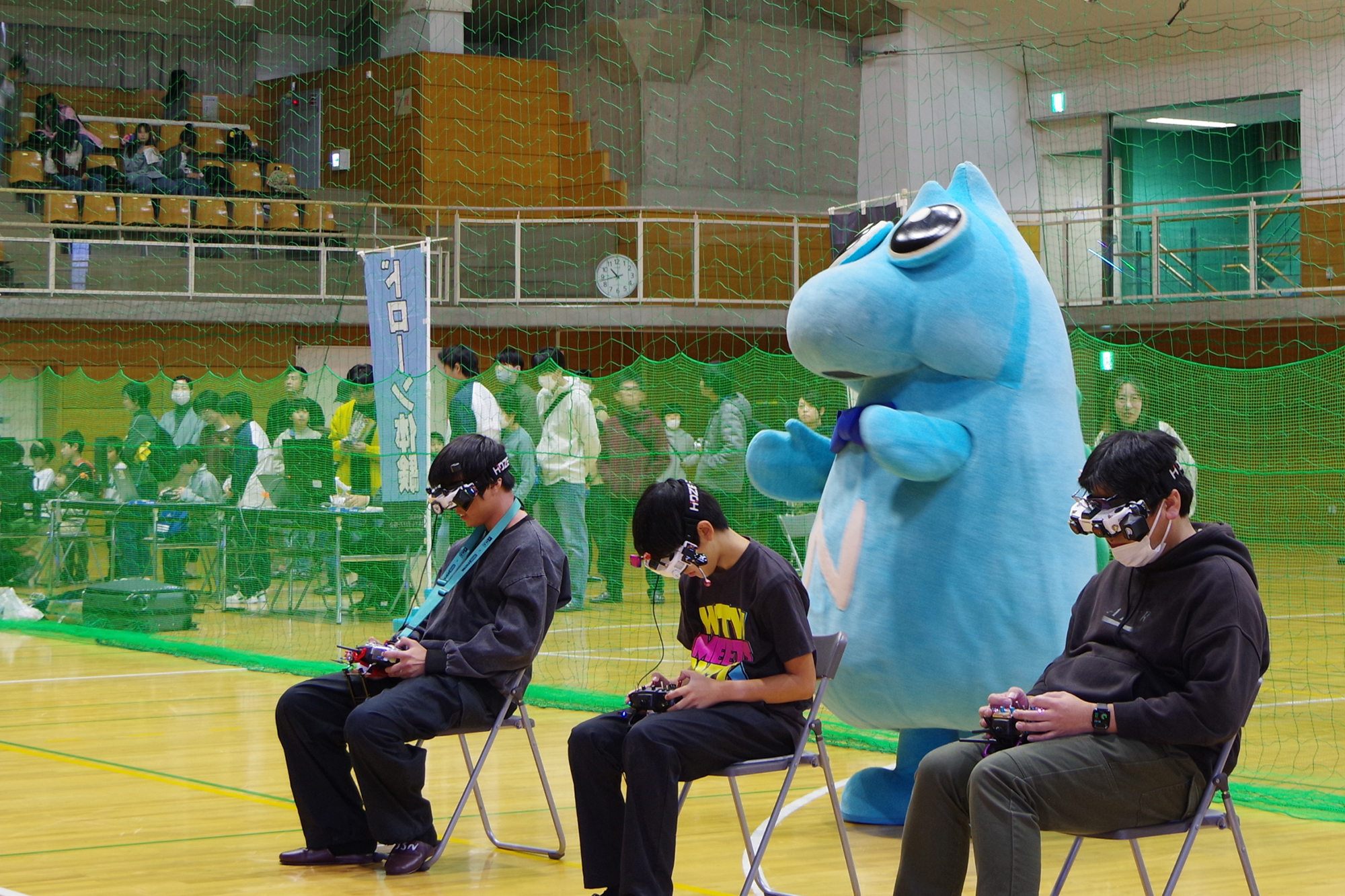 ドローンを操縦しているトップレーサーの写真